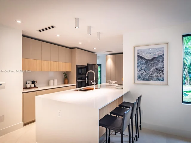 4321 Alton Rd, Miami Beach FL 33140