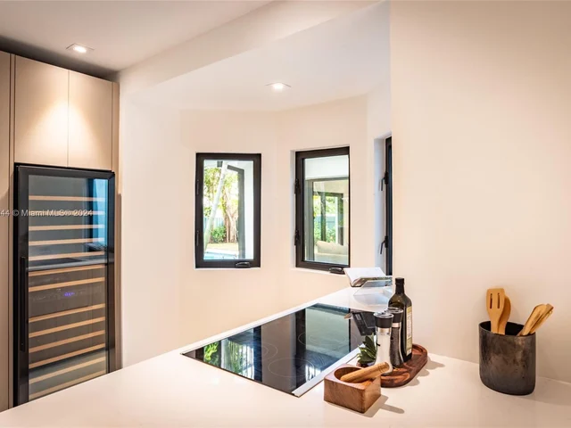 4321 Alton Rd, Miami Beach FL 33140