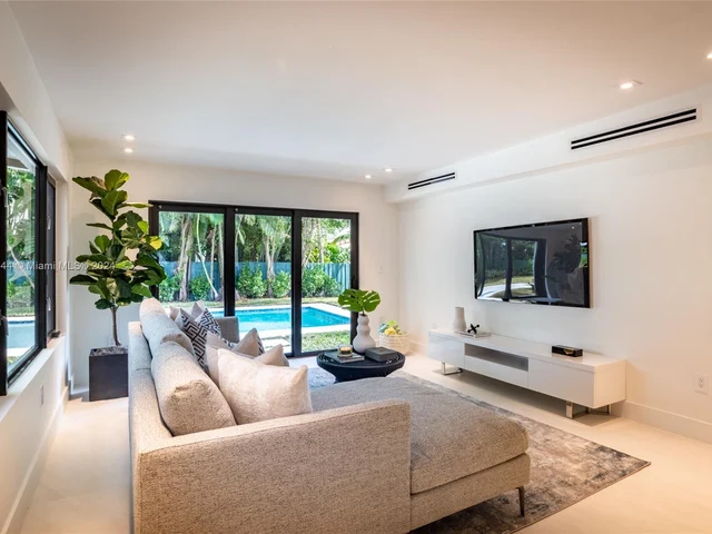 4321 Alton Rd, Miami Beach FL 33140