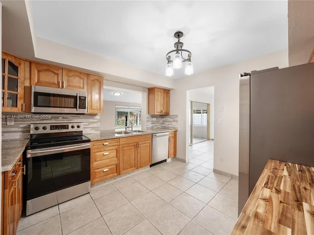 1739 W 79th St, Hialeah FL 33014