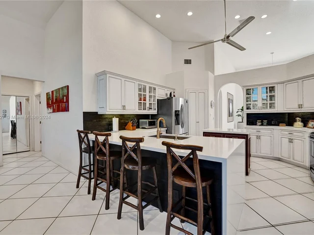 2585 Mayfair Ln, Weston FL 33327