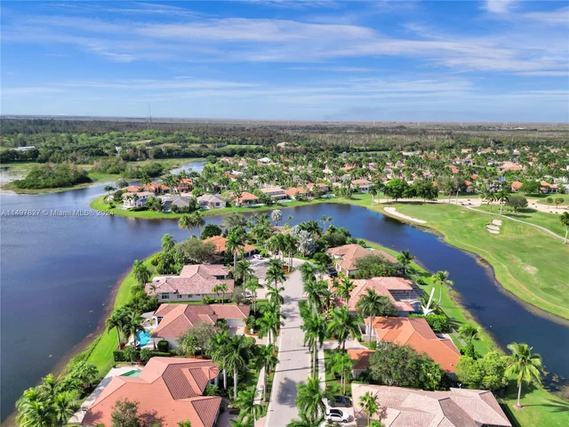 2585 Mayfair Ln, Weston FL 33327