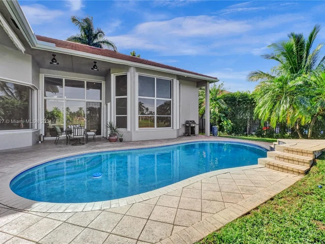 2585 Mayfair Ln, Weston FL 33327