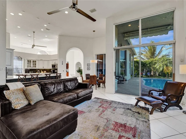 2585 Mayfair Ln, Weston FL 33327