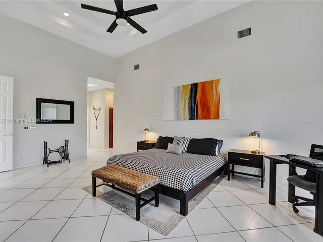 2585 Mayfair Ln, Weston FL 33327