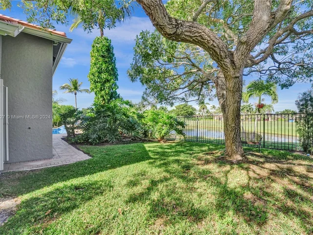 2585 Mayfair Ln, Weston FL 33327