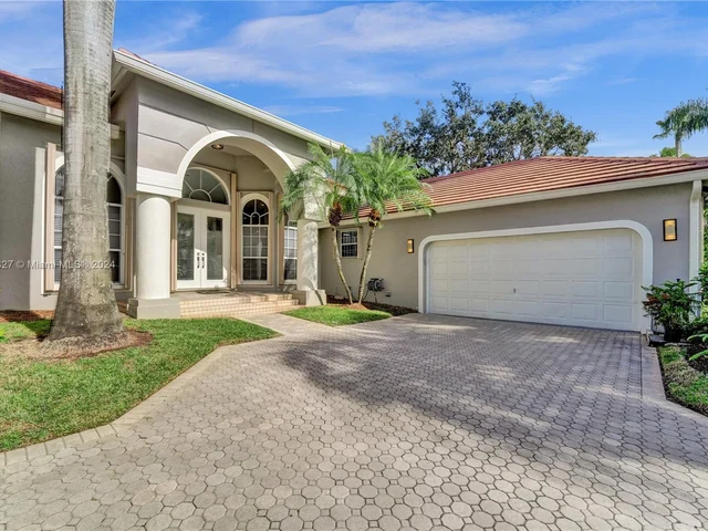 2585 Mayfair Ln, Weston FL 33327