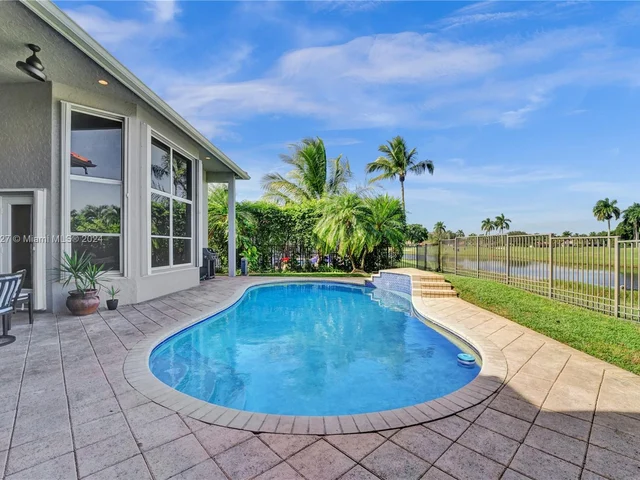 2585 Mayfair Ln, Weston FL 33327