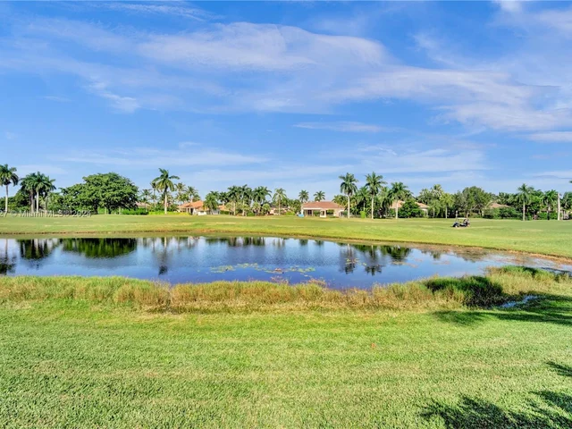 2585 Mayfair Ln, Weston FL 33327