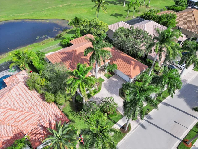 2585 Mayfair Ln, Weston FL 33327