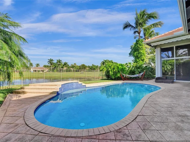 2585 Mayfair Ln, Weston FL 33327