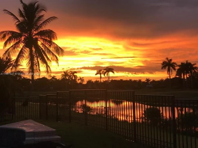 2585 Mayfair Ln, Weston FL 33327