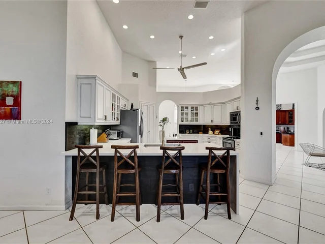 2585 Mayfair Ln, Weston FL 33327