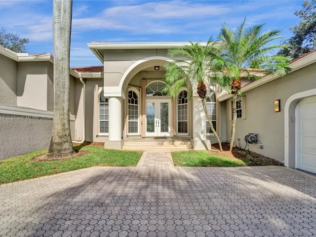 2585 Mayfair Ln, Weston FL 33327