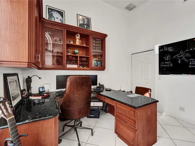 2585 Mayfair Ln, Weston FL 33327