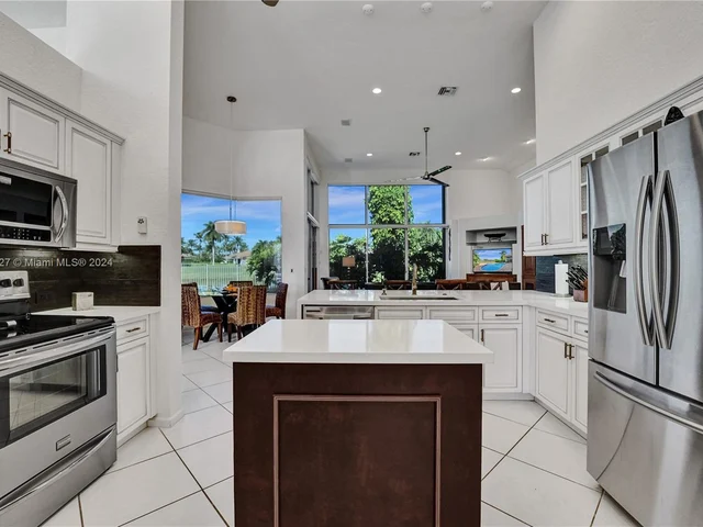 2585 Mayfair Ln, Weston FL 33327