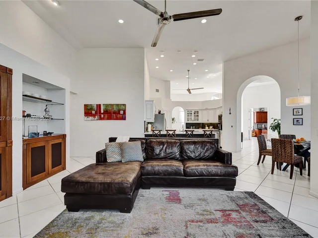 2585 Mayfair Ln, Weston FL 33327