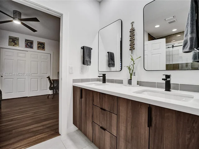 2585 Mayfair Ln, Weston FL 33327