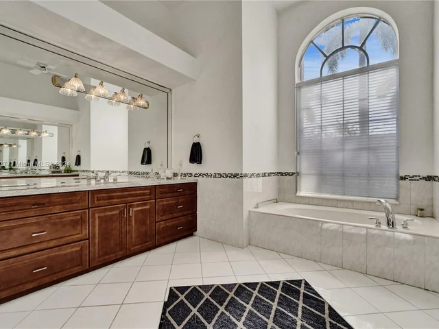 2585 Mayfair Ln, Weston FL 33327