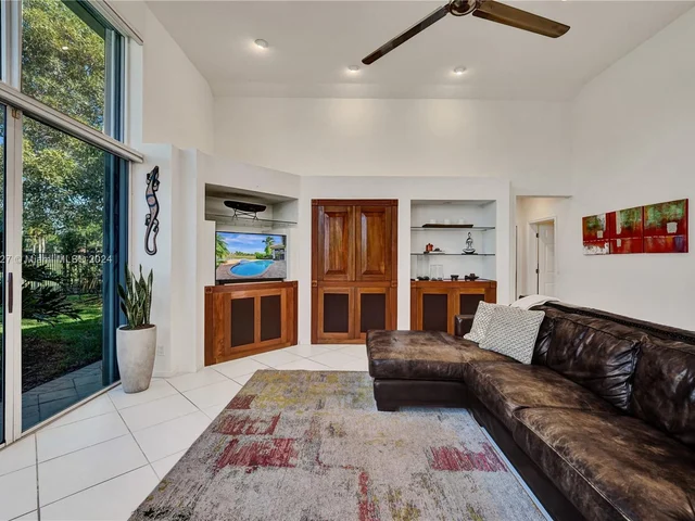 2585 Mayfair Ln, Weston FL 33327