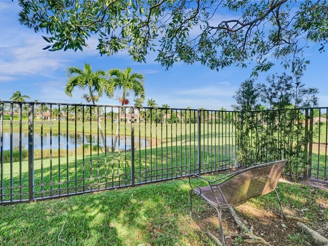 2585 Mayfair Ln, Weston FL 33327