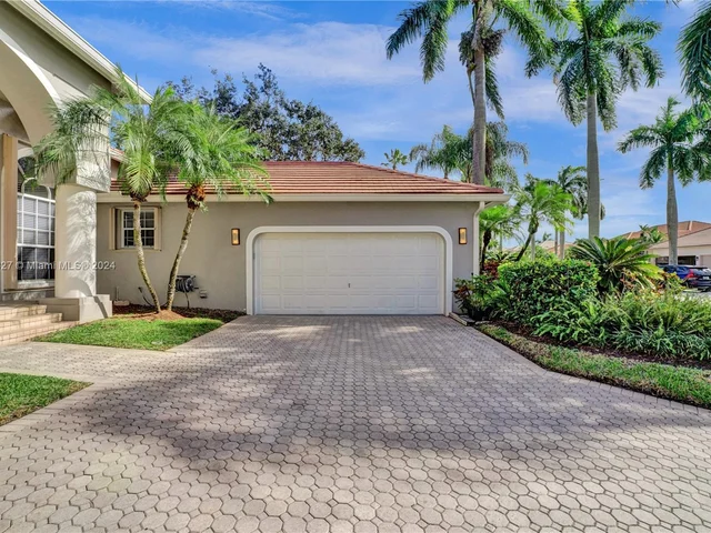 2585 Mayfair Ln, Weston FL 33327