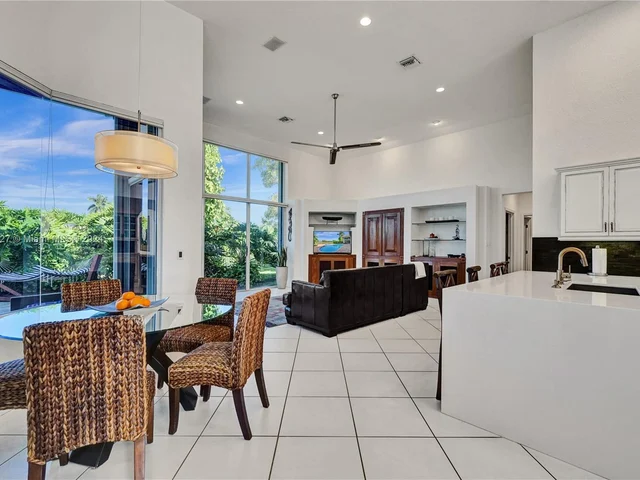 2585 Mayfair Ln, Weston FL 33327