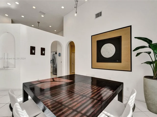 2585 Mayfair Ln, Weston FL 33327