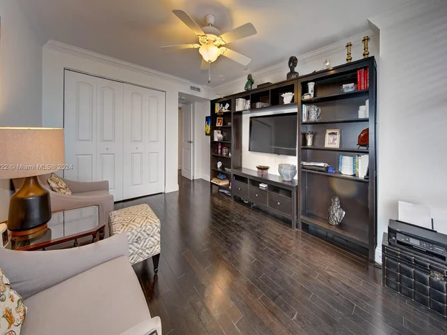 800 Parkview Dr # 1014, Hallandale Beach FL 33009