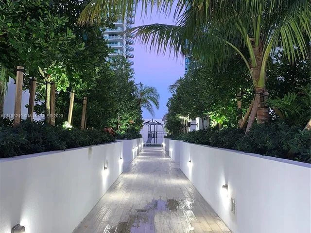 851 NE 1st Ave # 2107, Miami FL 33132