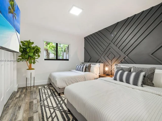 2231 SW 98th Ct, Miami FL 33165