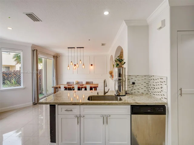 3123 NW 101st Pl, Doral FL 33172