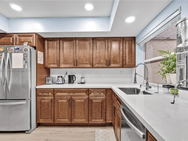 607 Village Lake Dr, Weston FL 33326