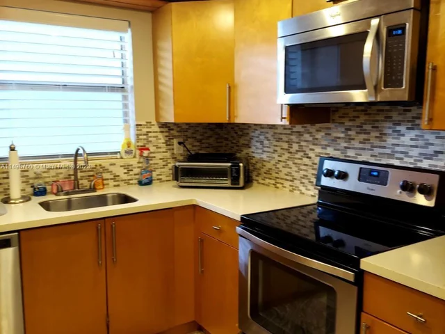 9353 FONTAINEBLEAU BL, Miami FL 33172