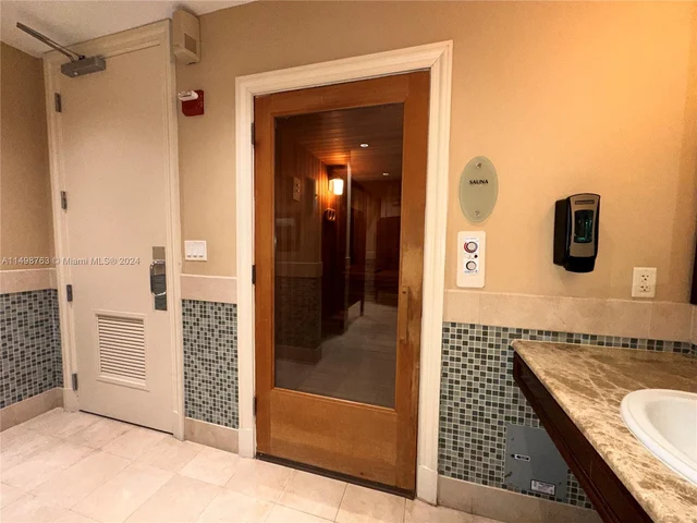 19900 E Country Club Dr # 1018, Aventura FL 33180