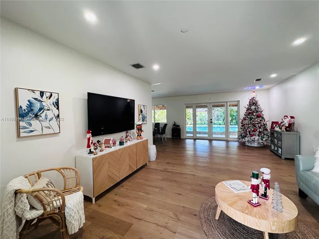 9255 SW 72nd Ave, Pinecrest FL 33156