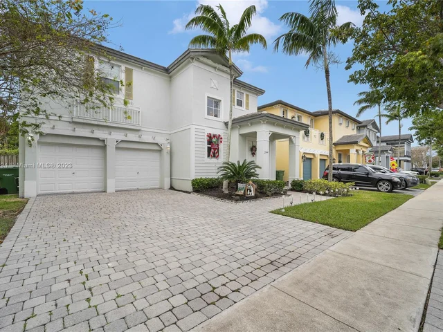 2944 NE 2nd Dr, Homestead FL 33033