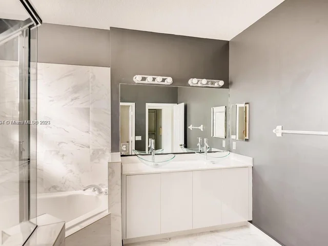 2944 NE 2nd Dr, Homestead FL 33033