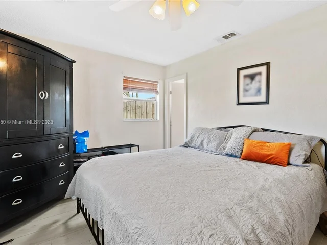 7786 Ridgewood Dr, Lake Worth FL 33467