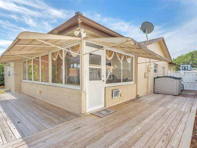 8106 NW 94th Ave, Tamarac FL 33321