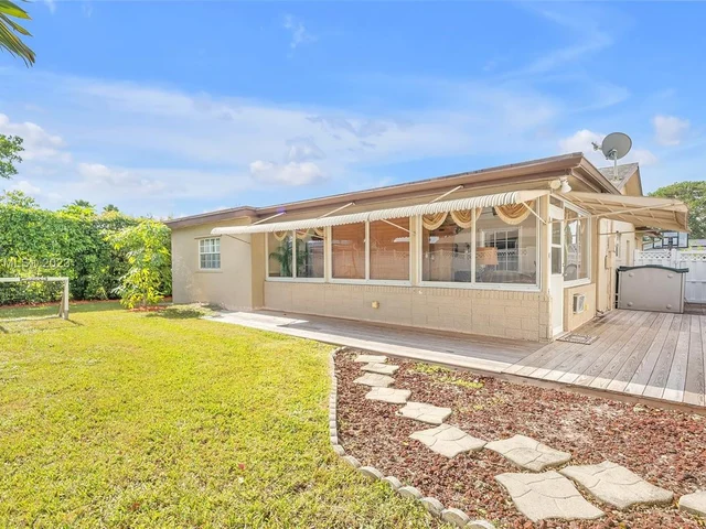 8106 NW 94th Ave, Tamarac FL 33321