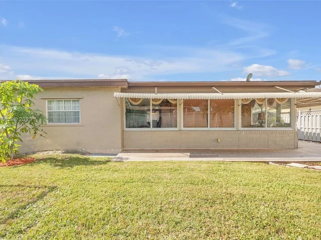 8106 NW 94th Ave, Tamarac FL 33321