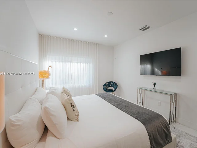 7601 Coquina Dr, North Bay Village FL 33141