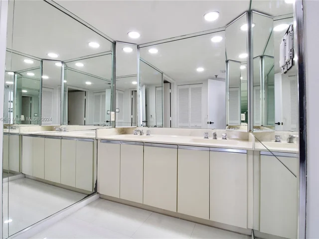 520 Brickell Key Dr # A1515, Miami FL 33131