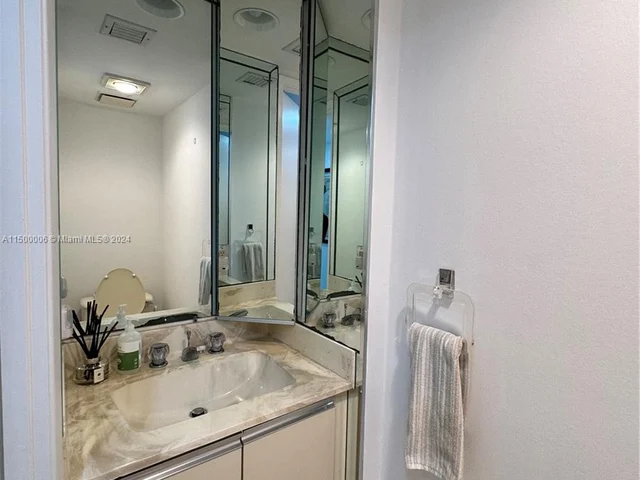 520 Brickell Key Dr # A1515, Miami FL 33131