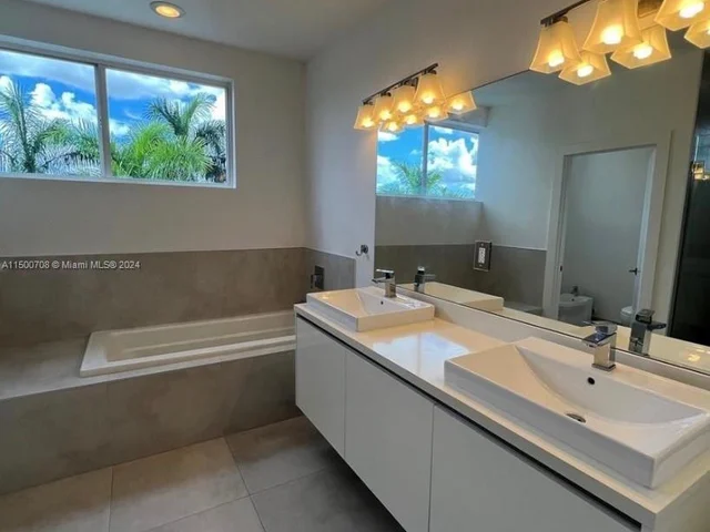 10380 NW 68th Ter, Doral FL 33178