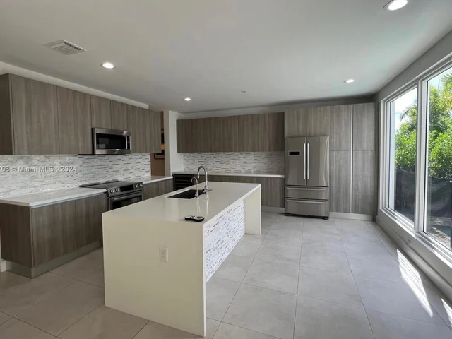 10380 NW 68th Ter, Doral FL 33178