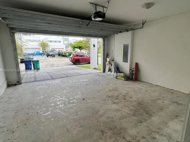 10380 NW 68th Ter, Doral FL 33178