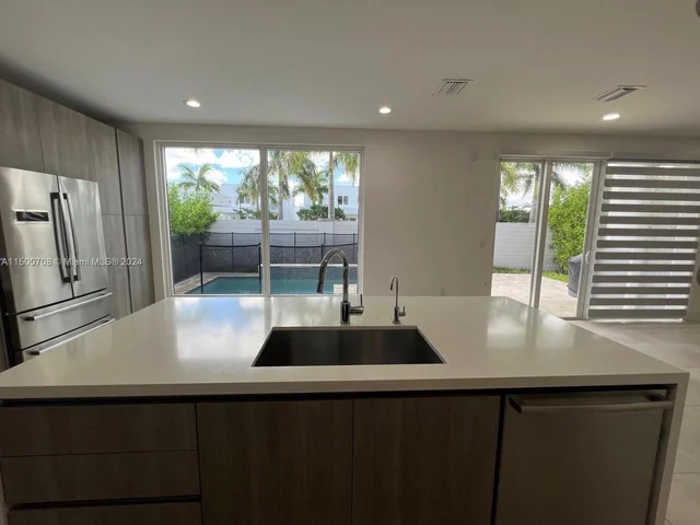 10380 NW 68th Ter, Doral FL 33178