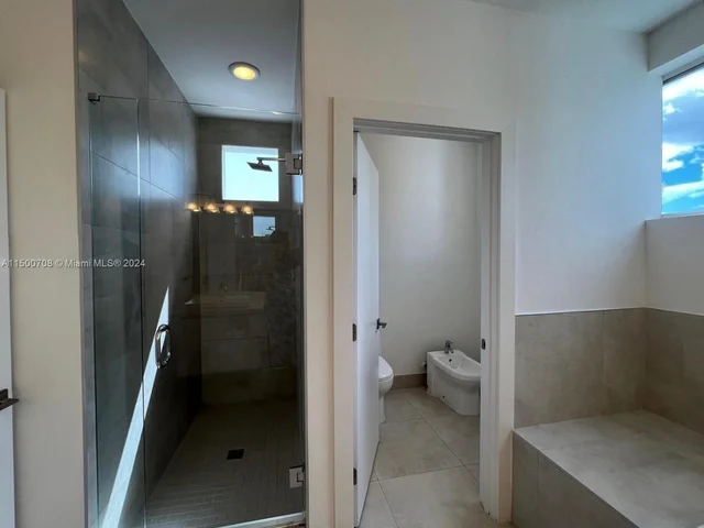 10380 NW 68th Ter, Doral FL 33178